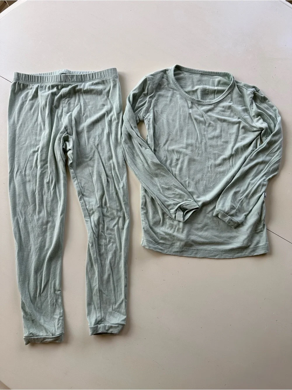 Kyte Baby two piece long sleeve pajamas Size: 4T